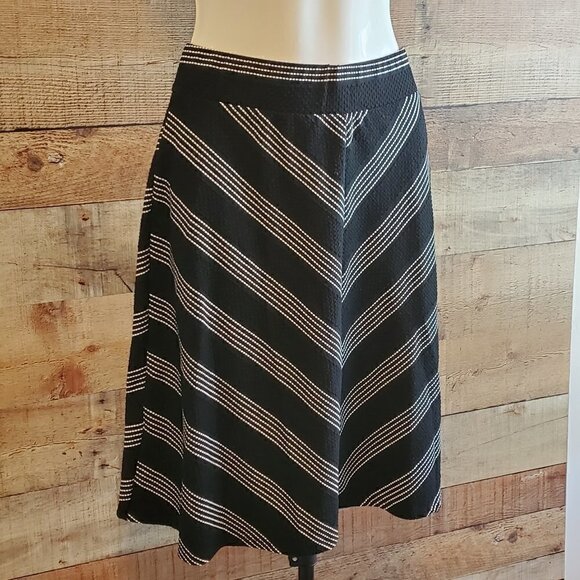 BLACK/WHITE CHEVRON SKIRT - Picture 3 of 4